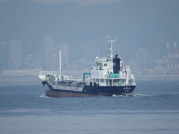 大阪南港野鳥園から見える船