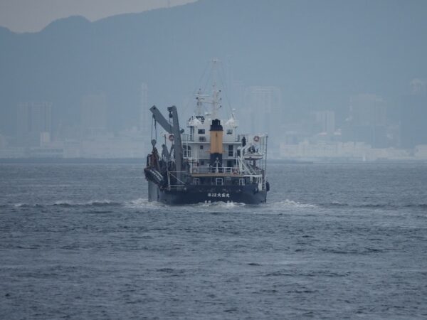 大阪南港野鳥園から見える船