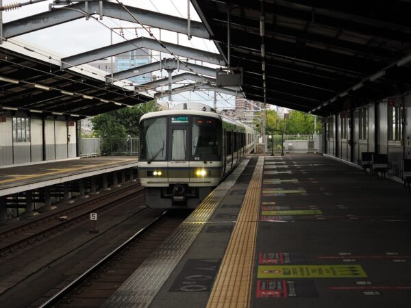 大阪城公園駅，列車
